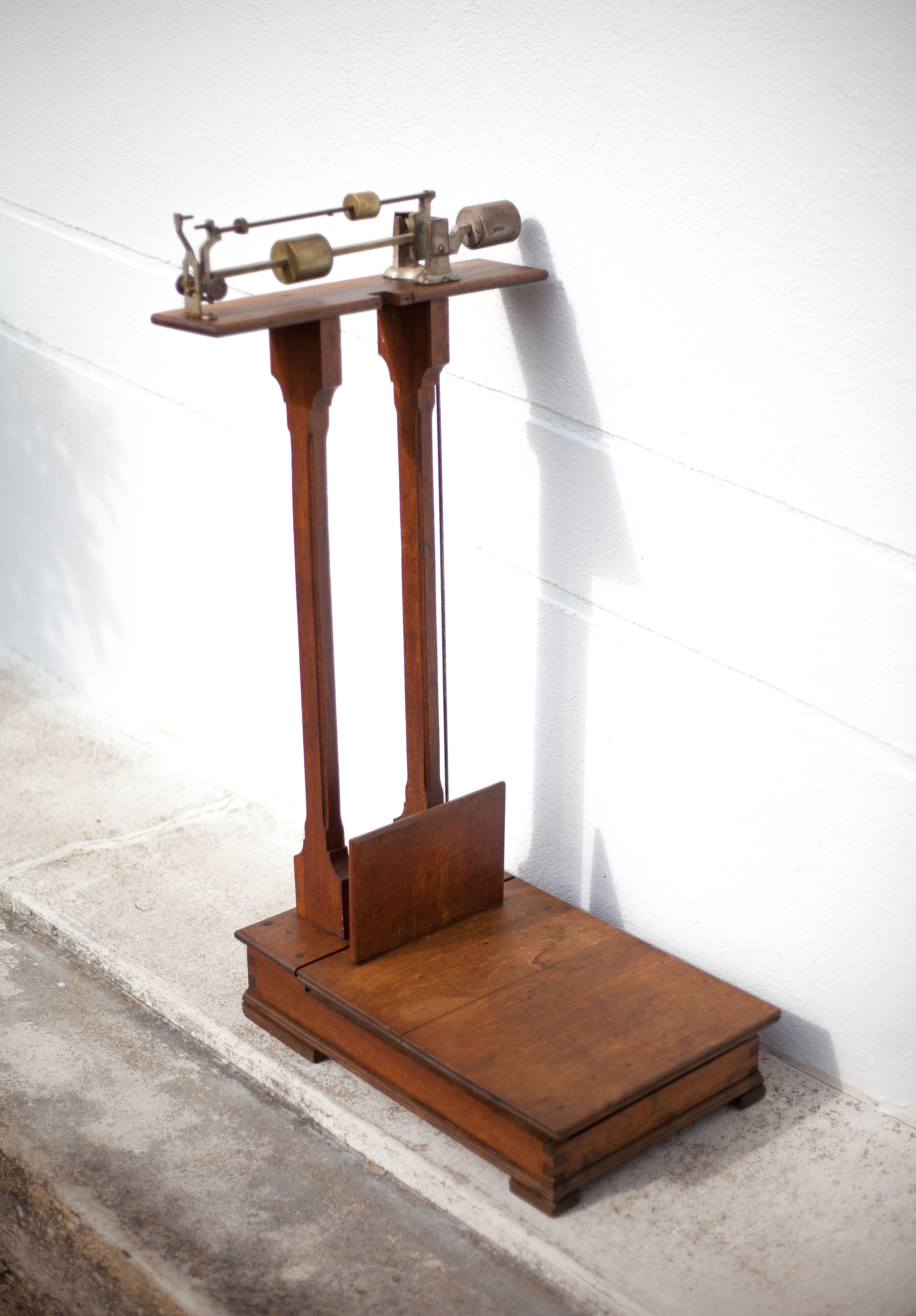 Pèse-personne de médecin en bois ancienne balance de médecin, déco industriel, balance bois