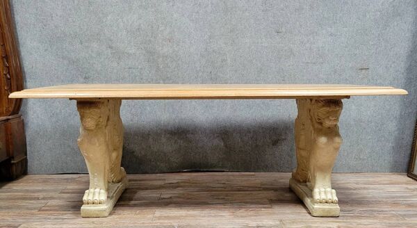 Table en pierre avec piètement à décor de protomes de lions ailés