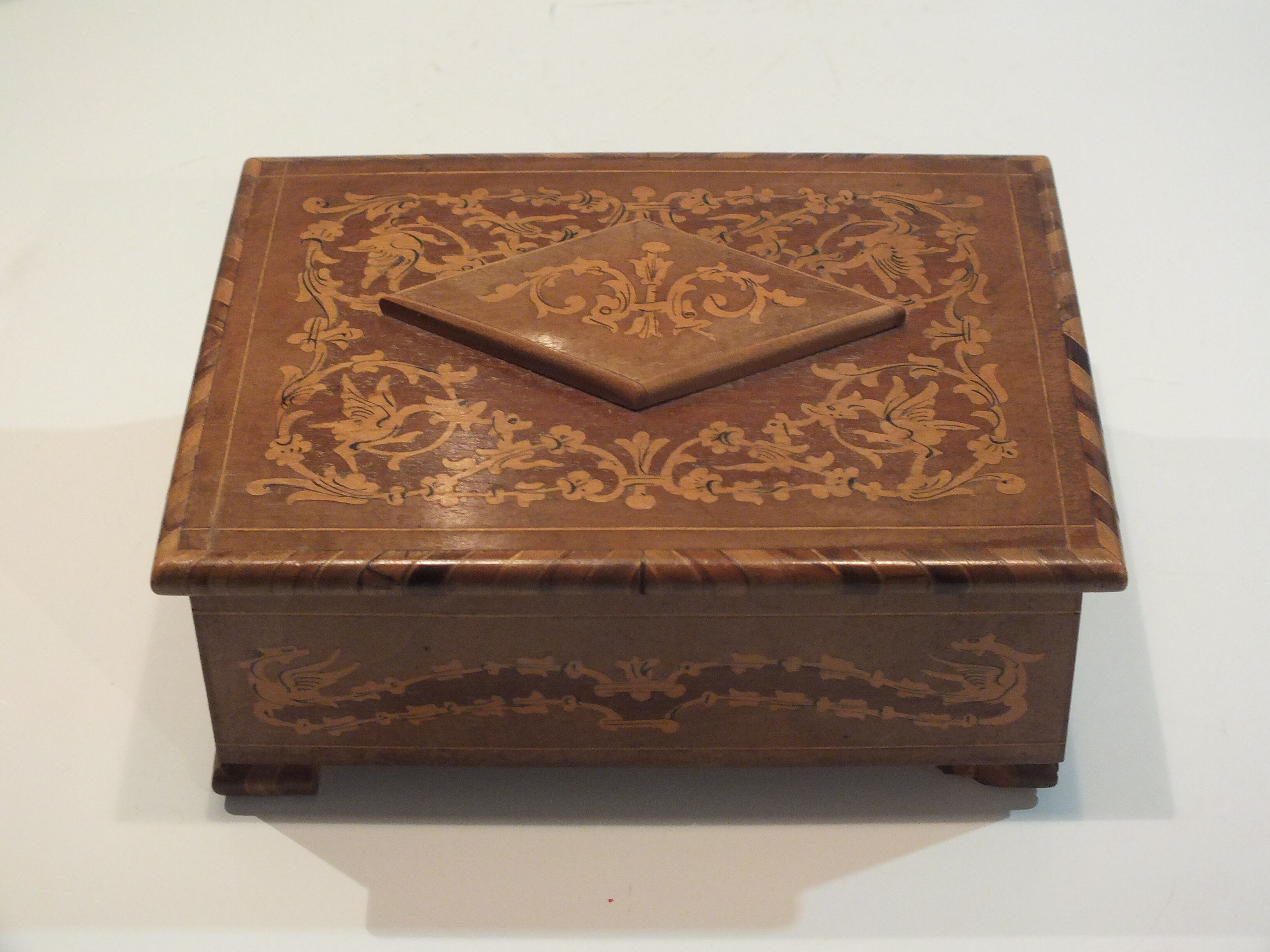 Ancien coffret à bijoux capitonné en marqueterie
