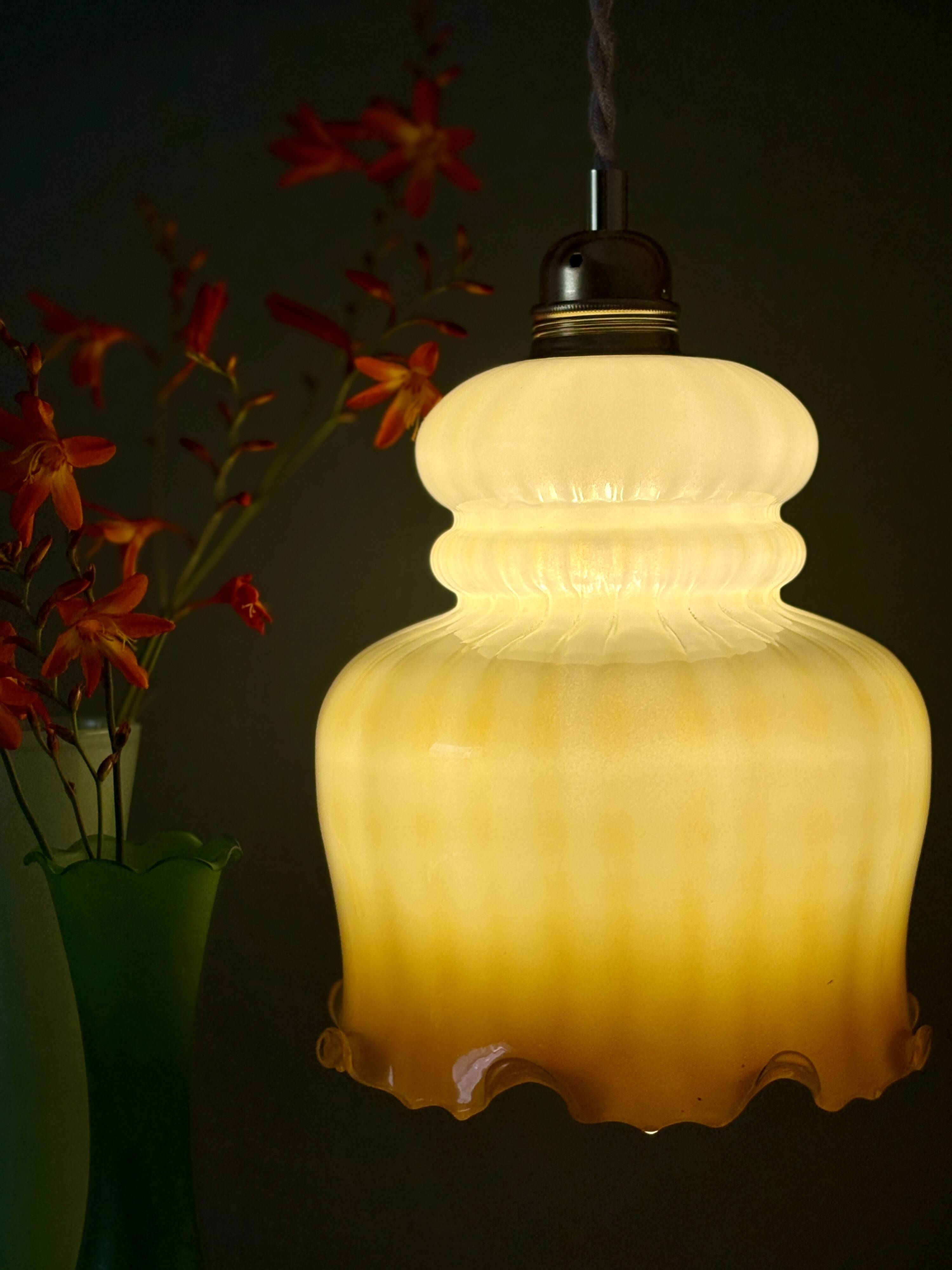 Suspension globe vintage en opaline blanche et ocre
