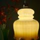 Suspension globe vintage en opaline blanche et ocre