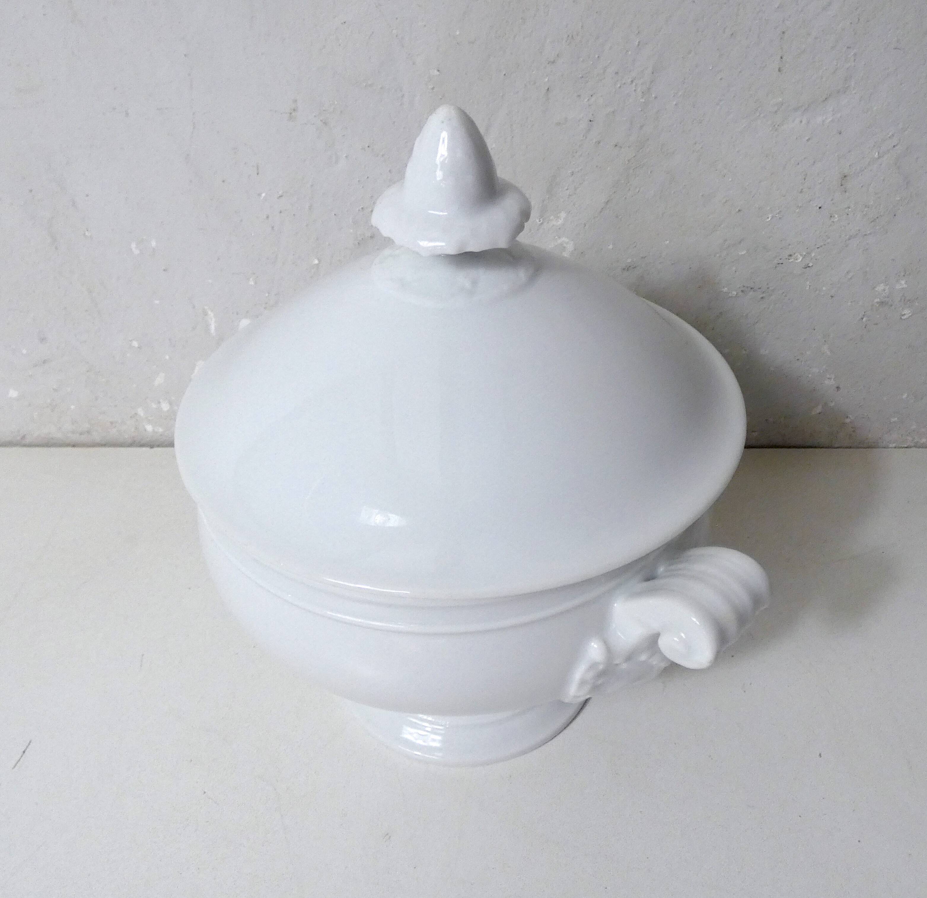 ancienne petite soupière blanche en porcelaine