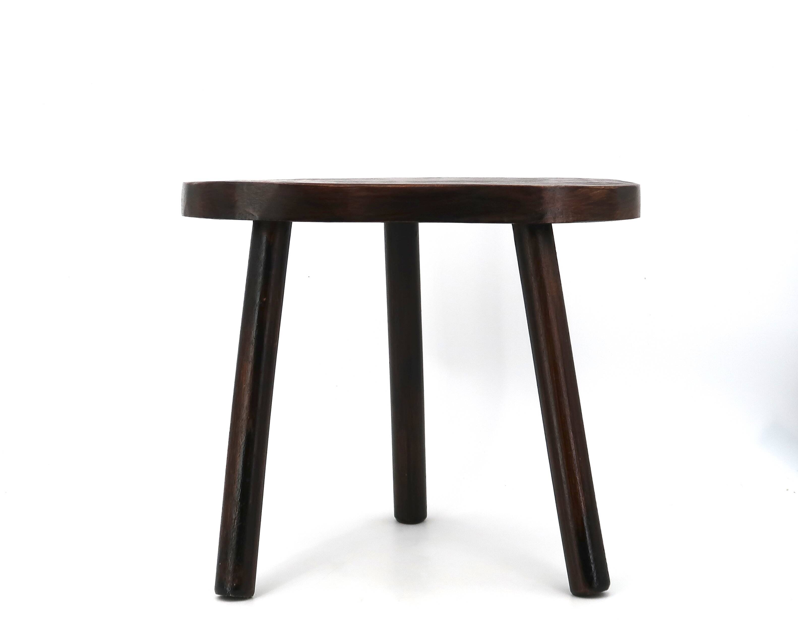 Wooden tripod bedside or occasional table, bean-shaped top.