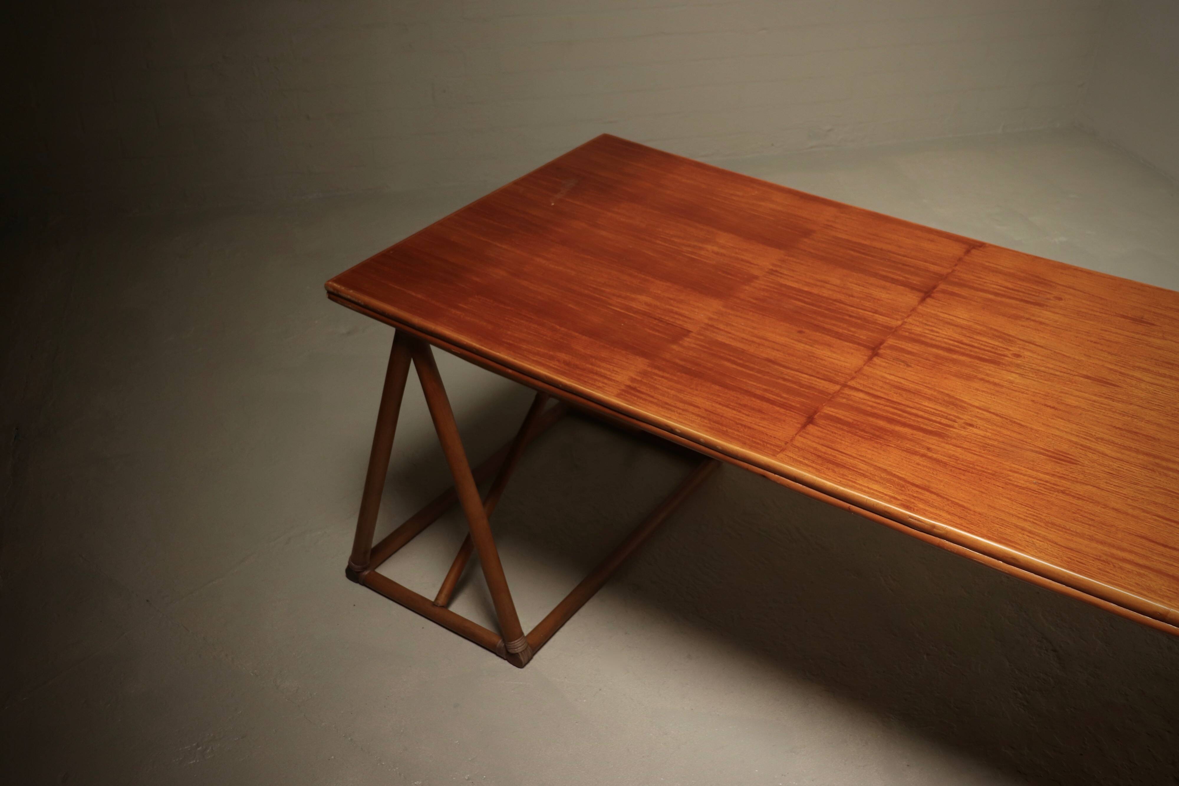 Bureau ou table à manger en treillis italien des années 1970 en bambou et rotin.