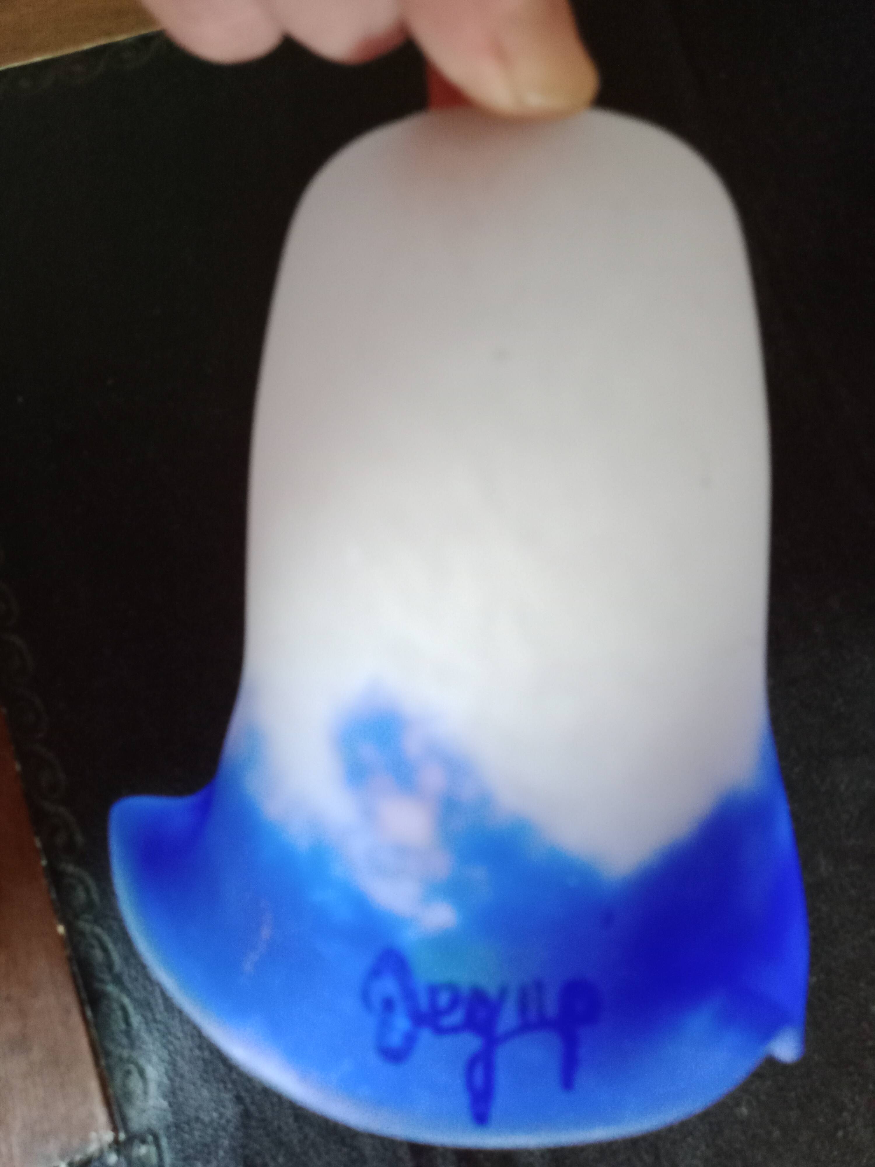 Signé degué - tulipe en verre marmoréen blanc et bleu roy