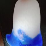 Signé degué - tulipe en verre marmoréen blanc et bleu roy