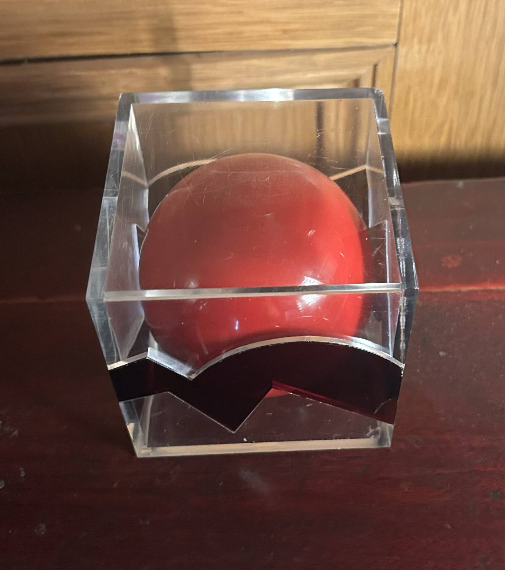 Sculpture en plexiglas cube et sphère rouge Luis Feito collab Citroën