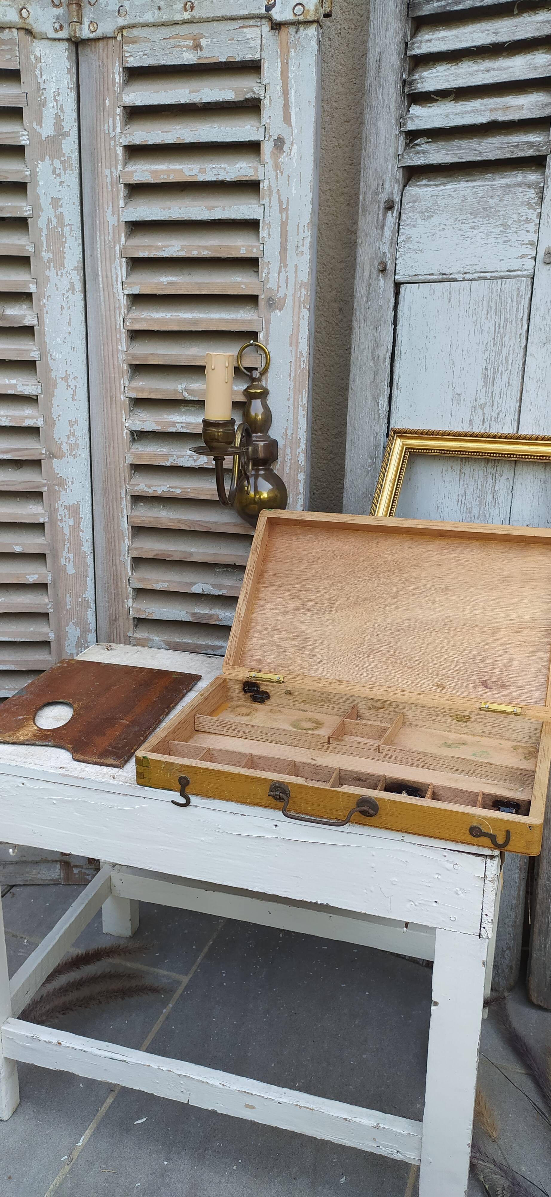 Former painter's box with his palette
