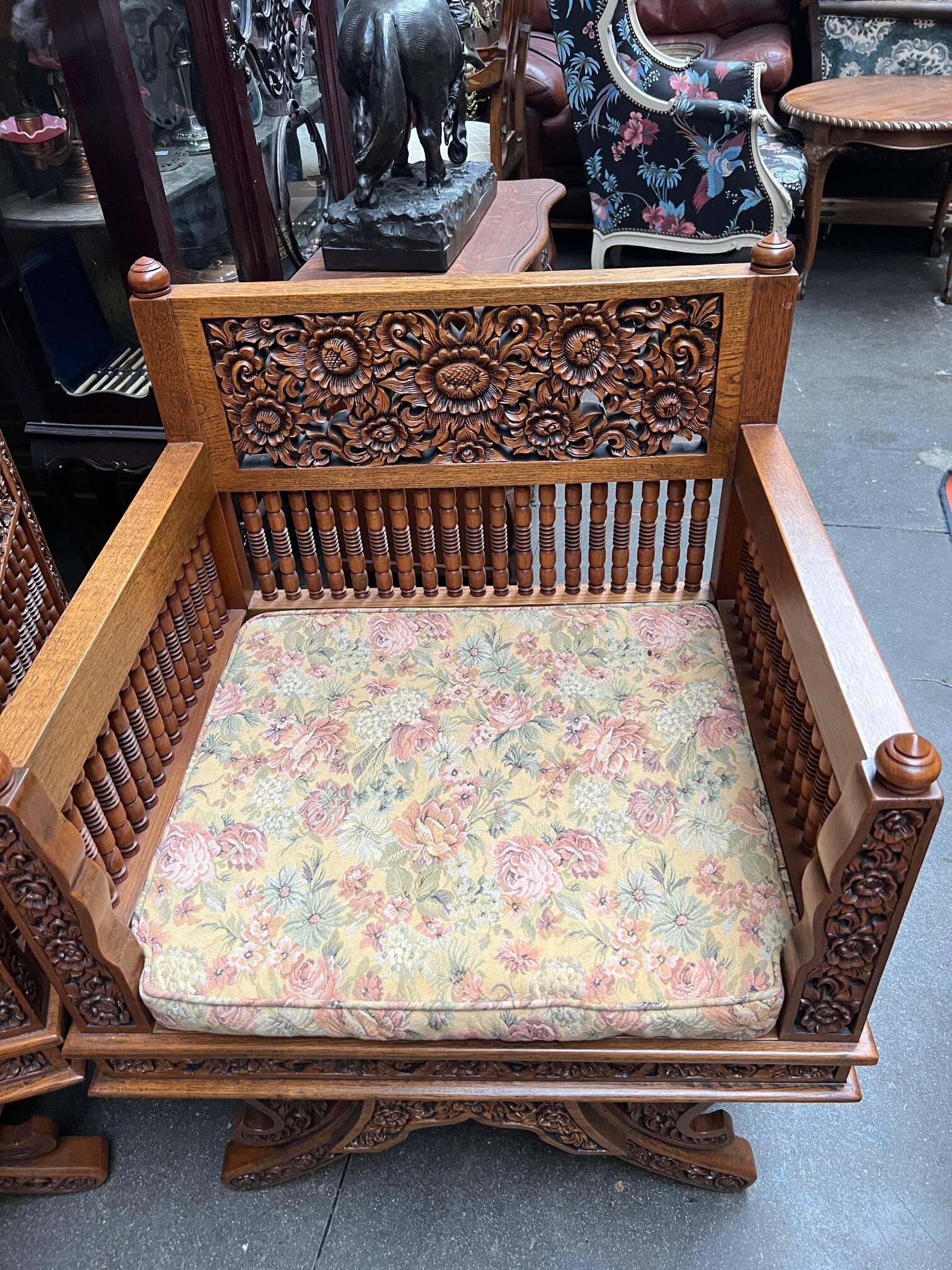 Paire de fauteuils bois, sculpté à la main