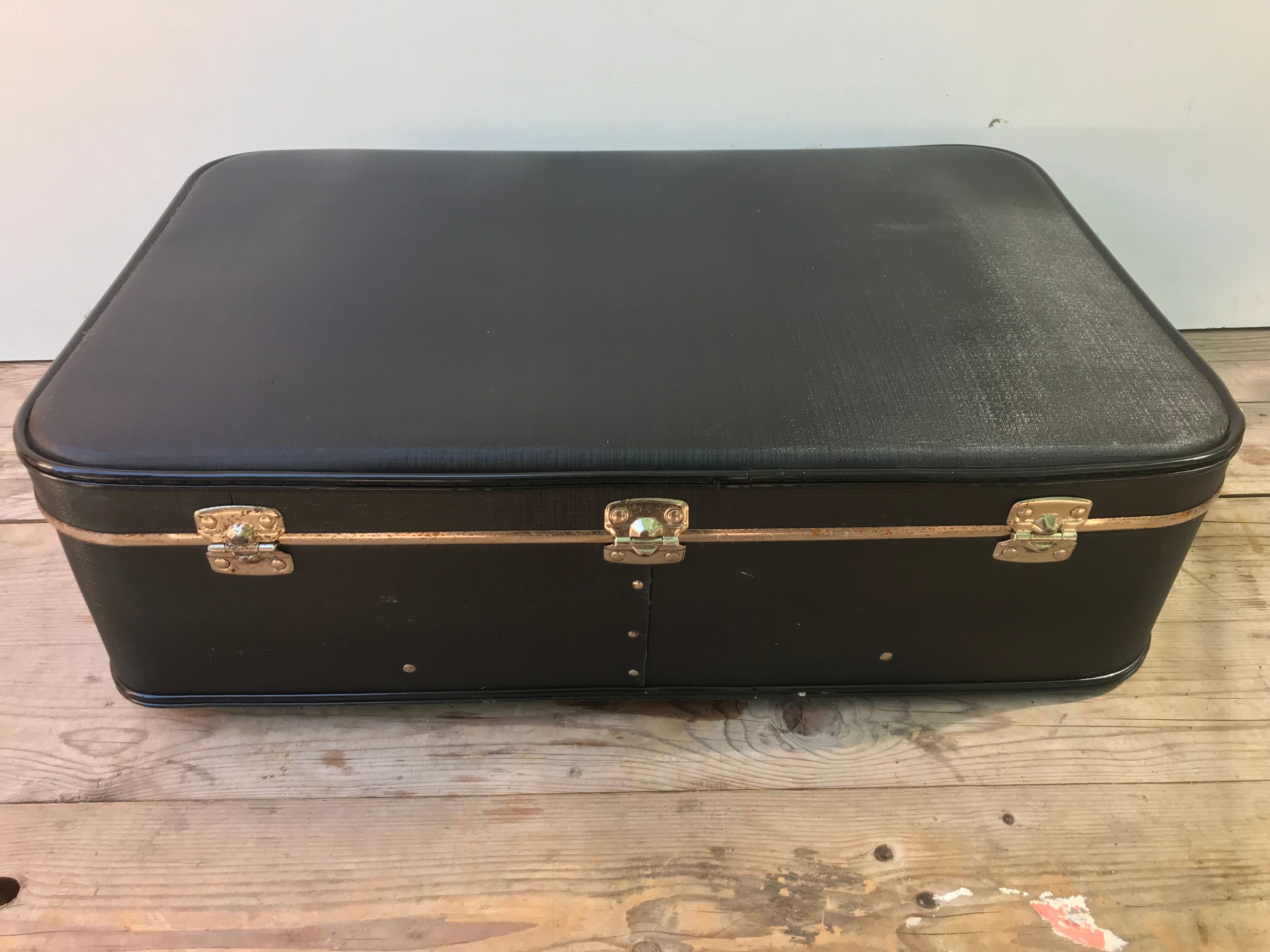 Old black suitcase with reinforcements & vintage bakelite handleOld suitcase black travel trunk + backup & handle bakelite vintage