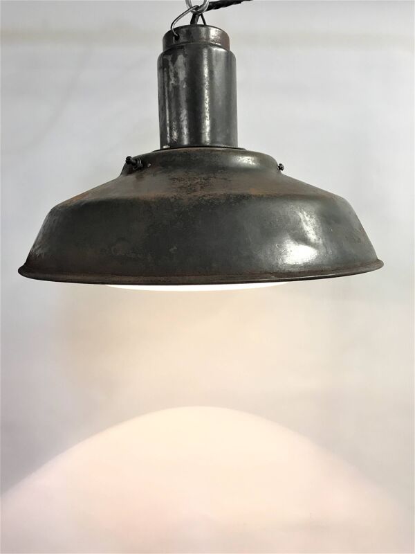 Suspension industrielle Vintae avec abat-jour en opaline, années 1960