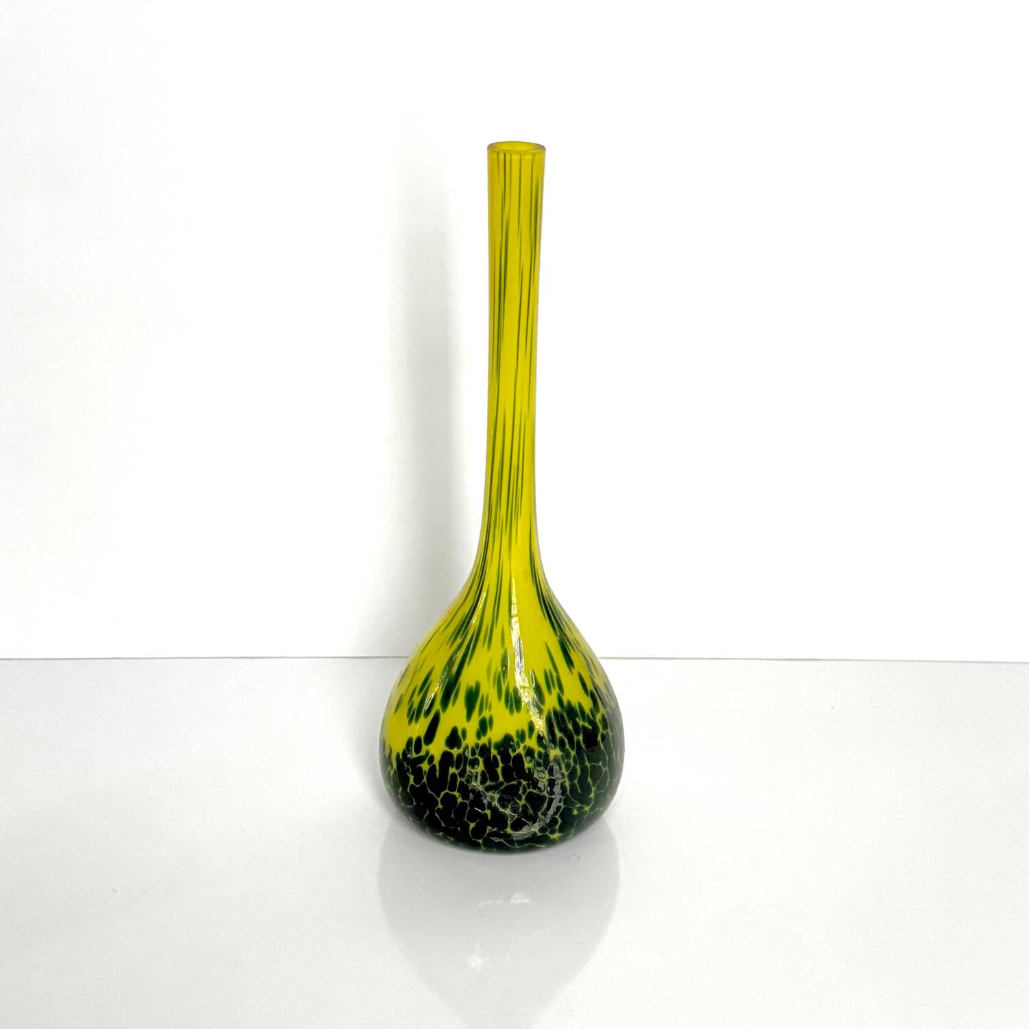 Vase / Soliflore en pâte de verre jaune – Début XXe