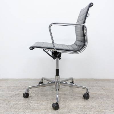 Vitra Aluminum Chair EA 118