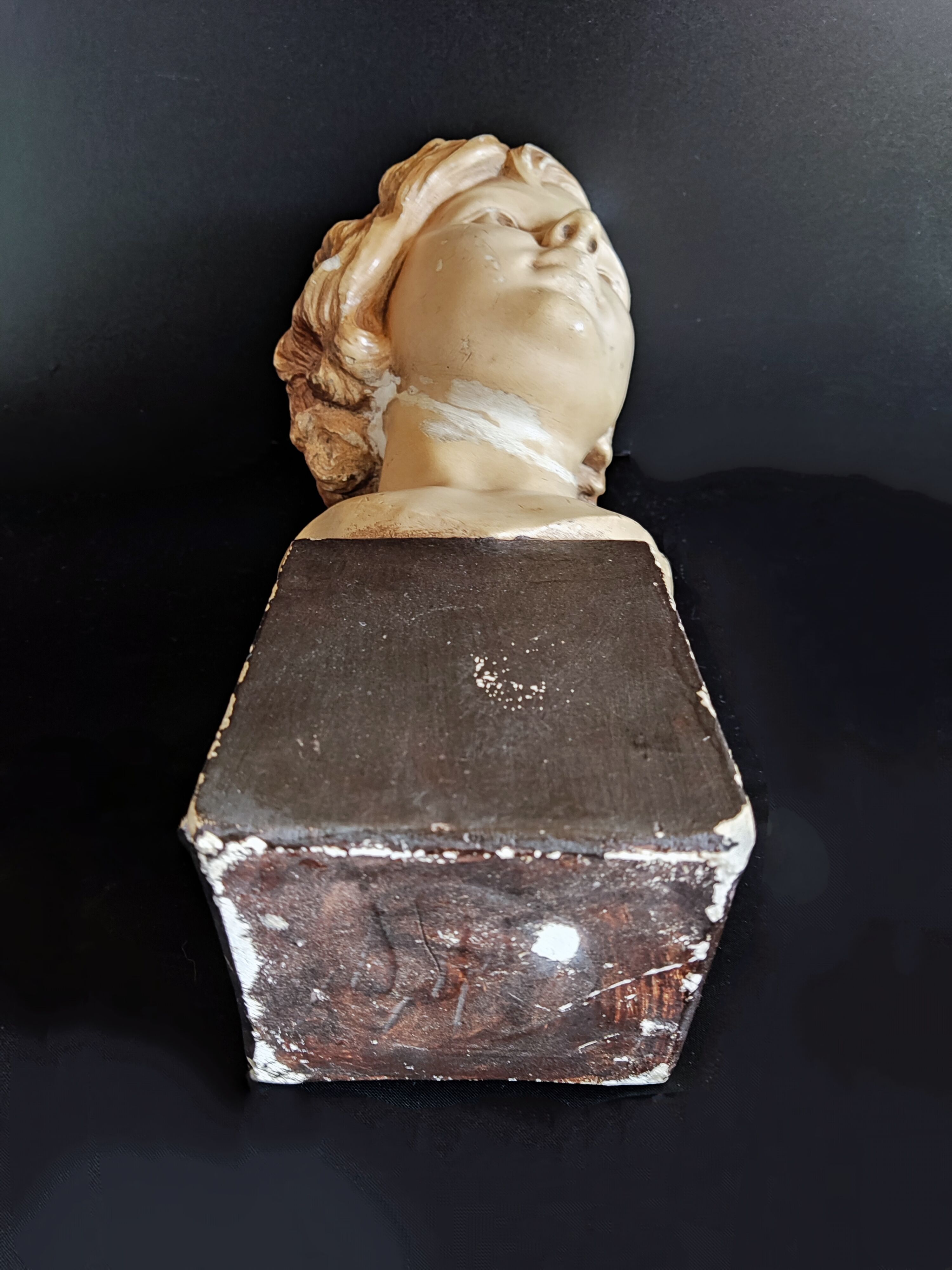 Bust young girl art deco