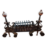 Paire de chenets en fer forgé et cuivre avec grille