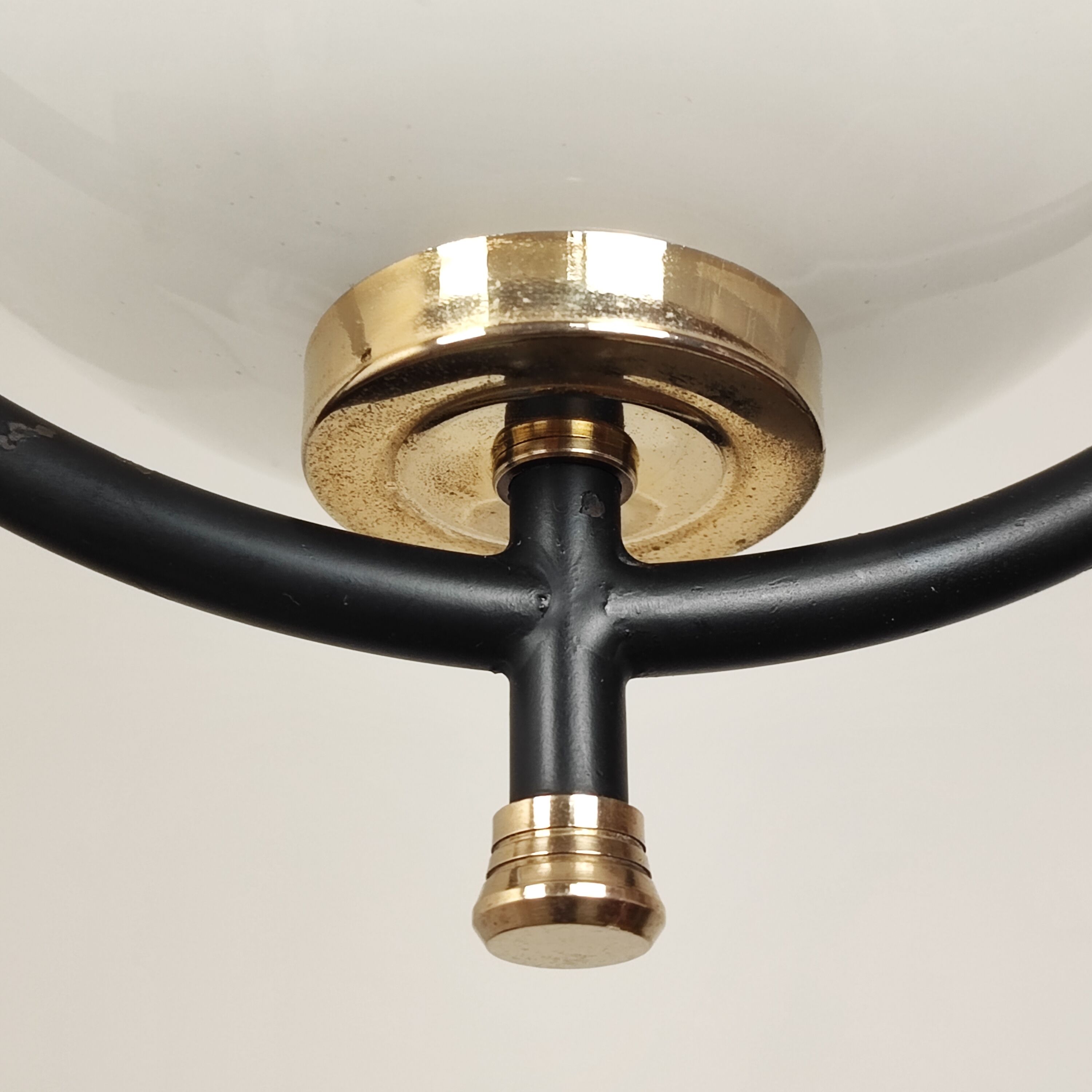 Metal and opaline suspension