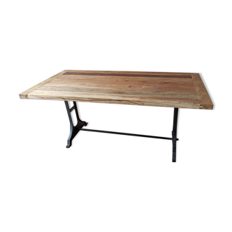 Table en bois avec pieds en fonte Singer