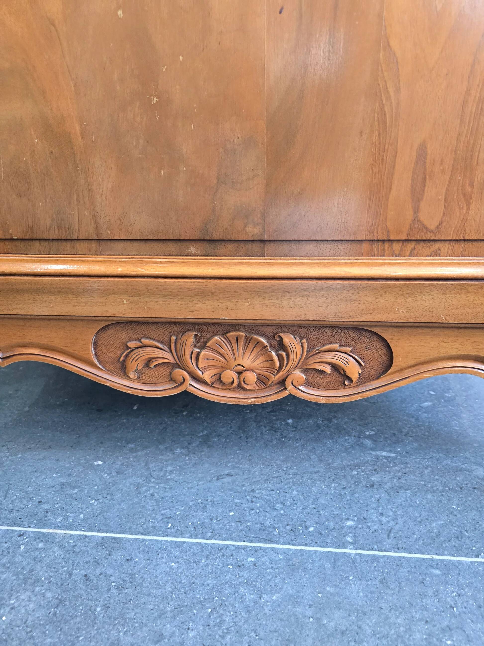 Vitrine de style Louis XV en merisier – Fabrication française UNIFA