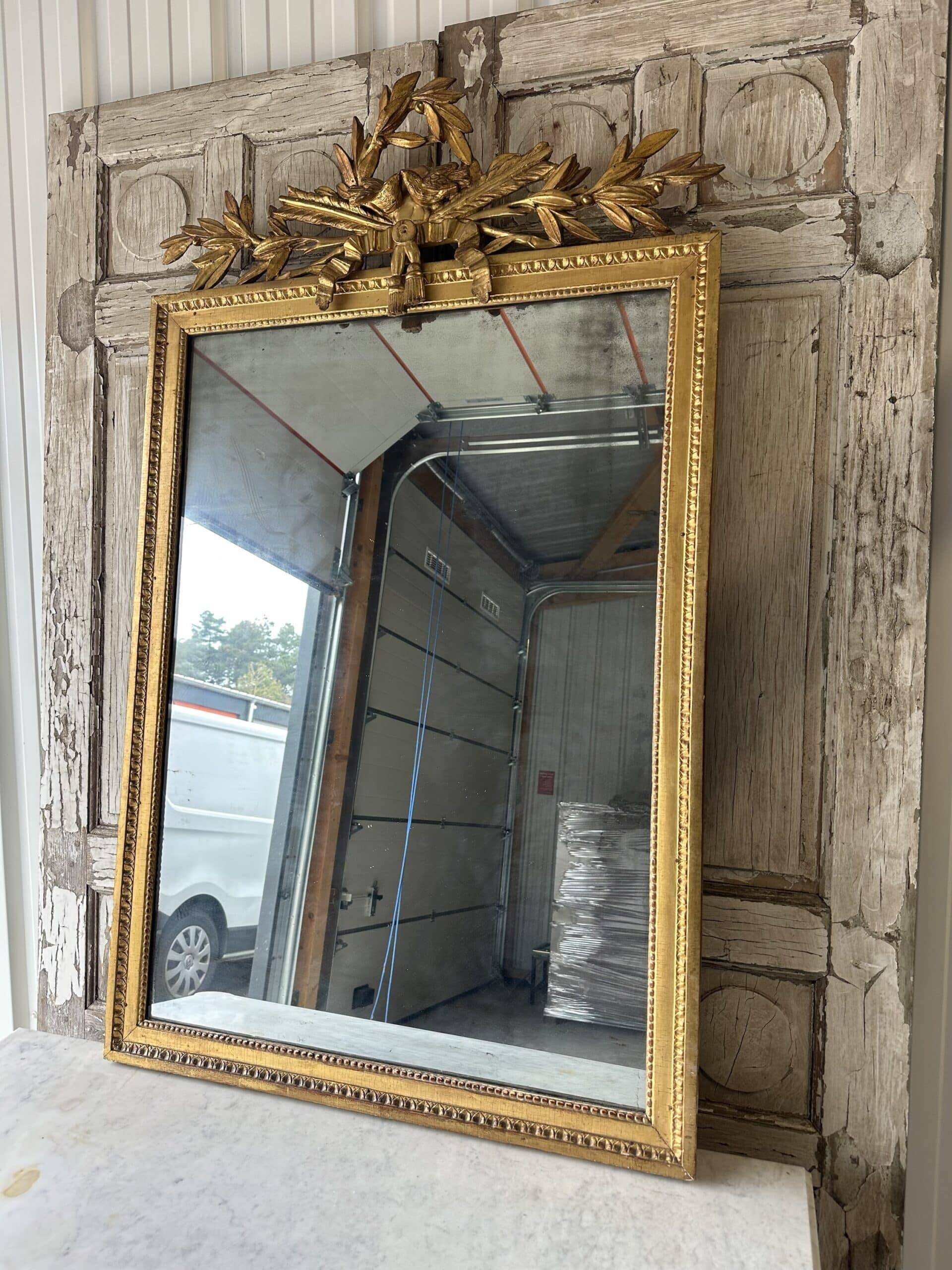 Louis XVI mirror in gilded wood, 18th century.