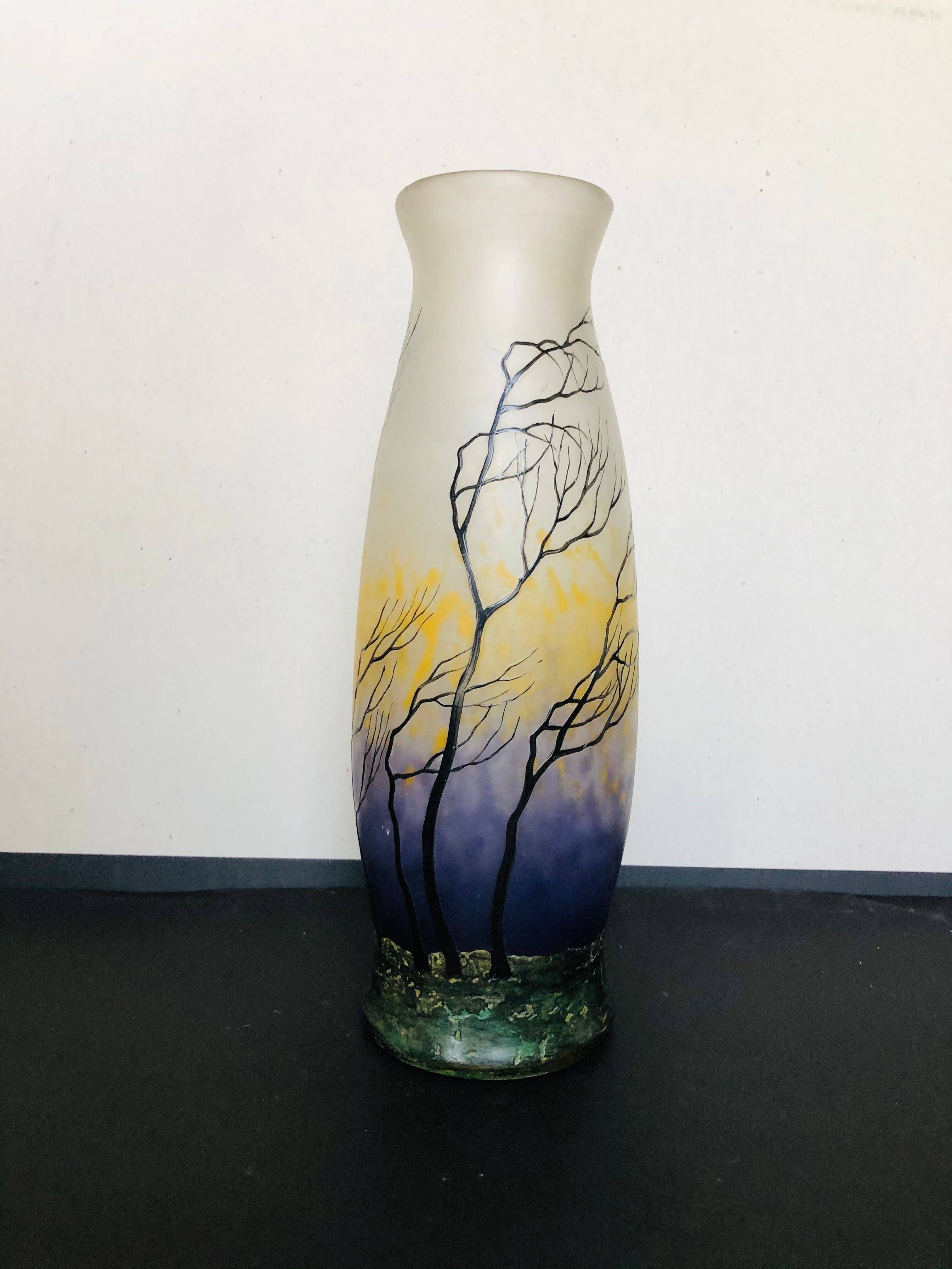 Tree-decorated laminated glass vase