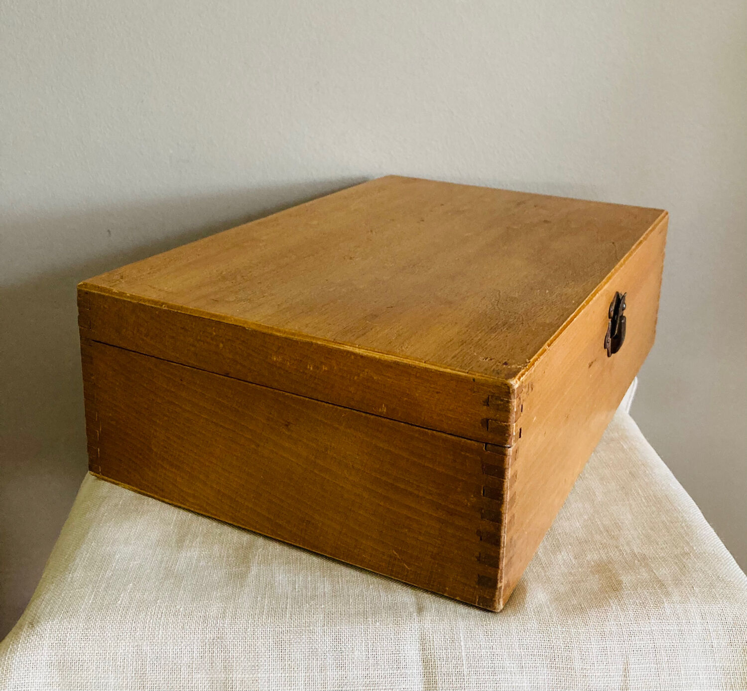 Box with compartments from the 19th century, dovetail mountings, clasp present