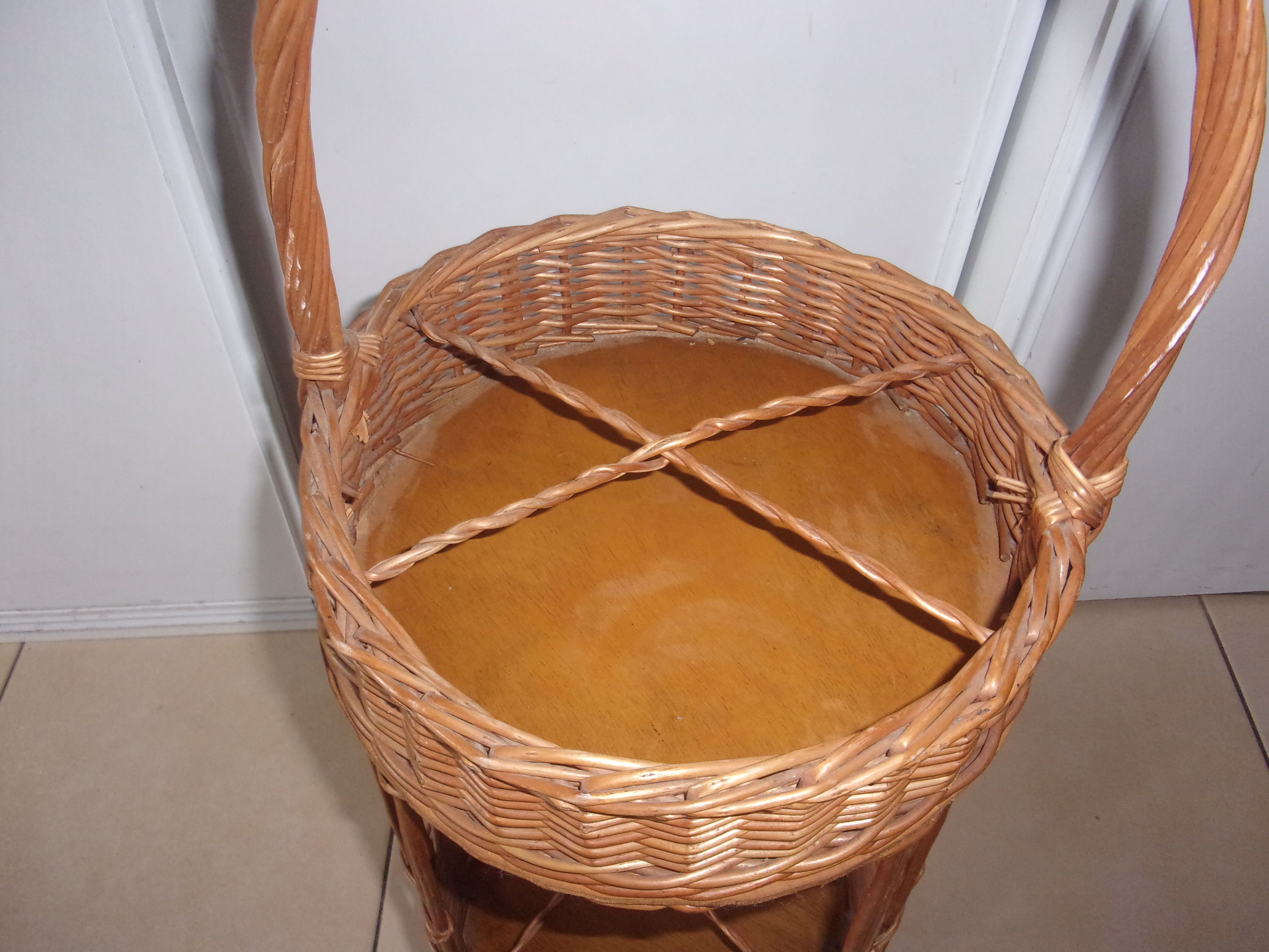 Appetizer basket Wicker bottle holders
