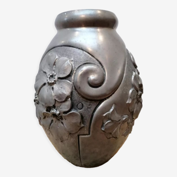Vase art deco en étain d'art repoussé de rené sitoleux  circa 1940