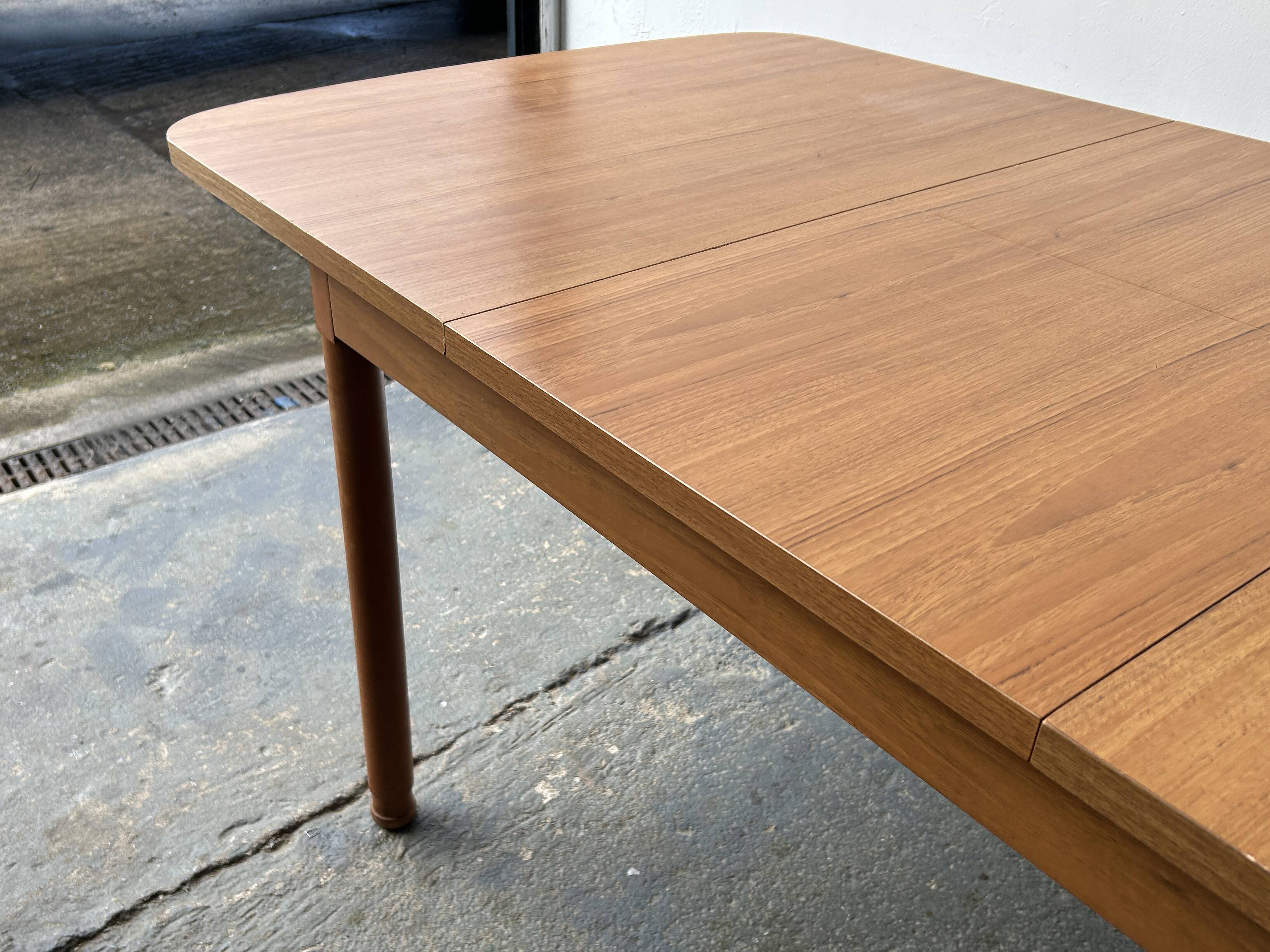 Mid-Century modern extending dining table by Schreiber Furniture