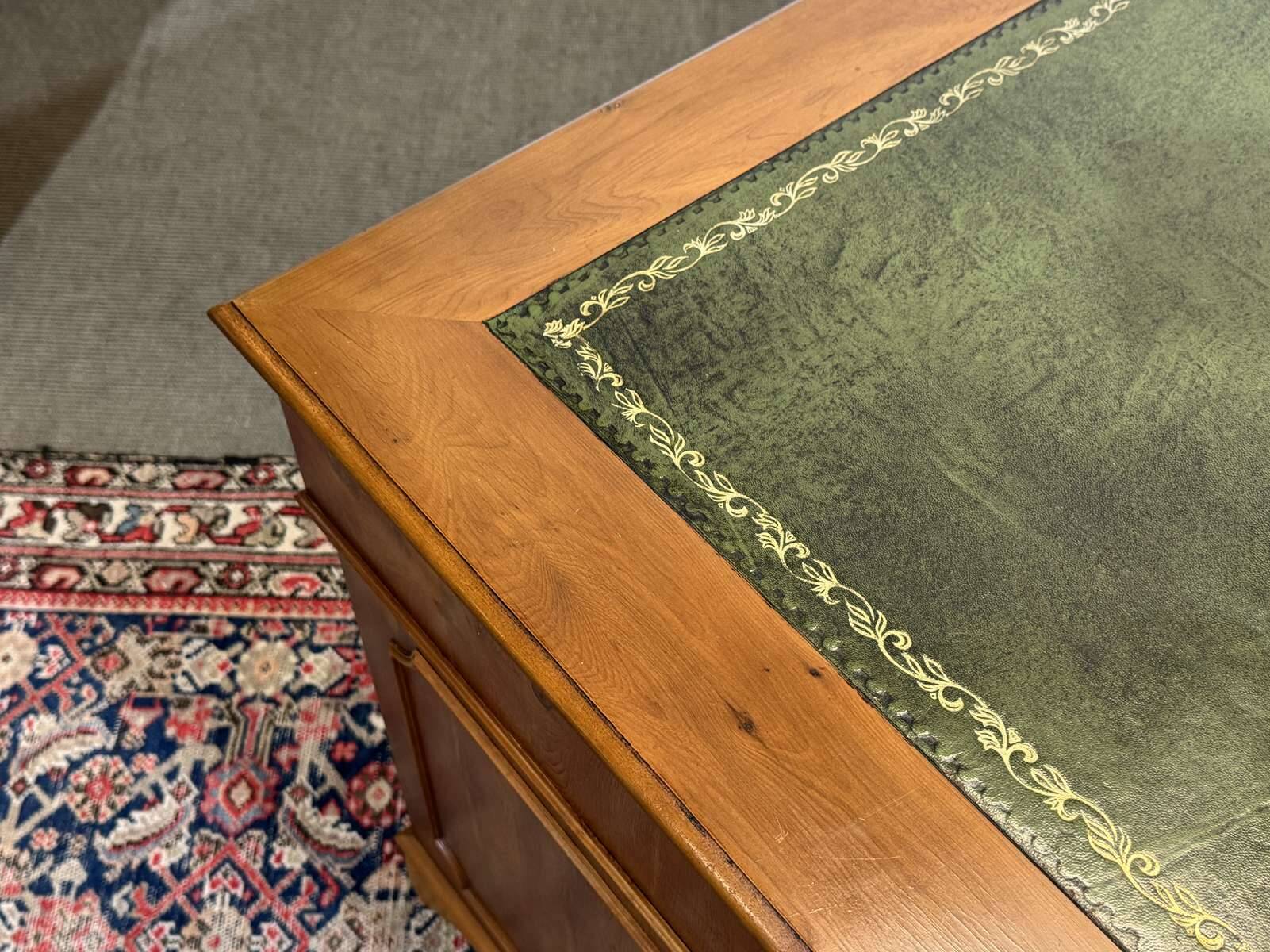 English flat desk with drawers from the 1970s in fir and leather top.