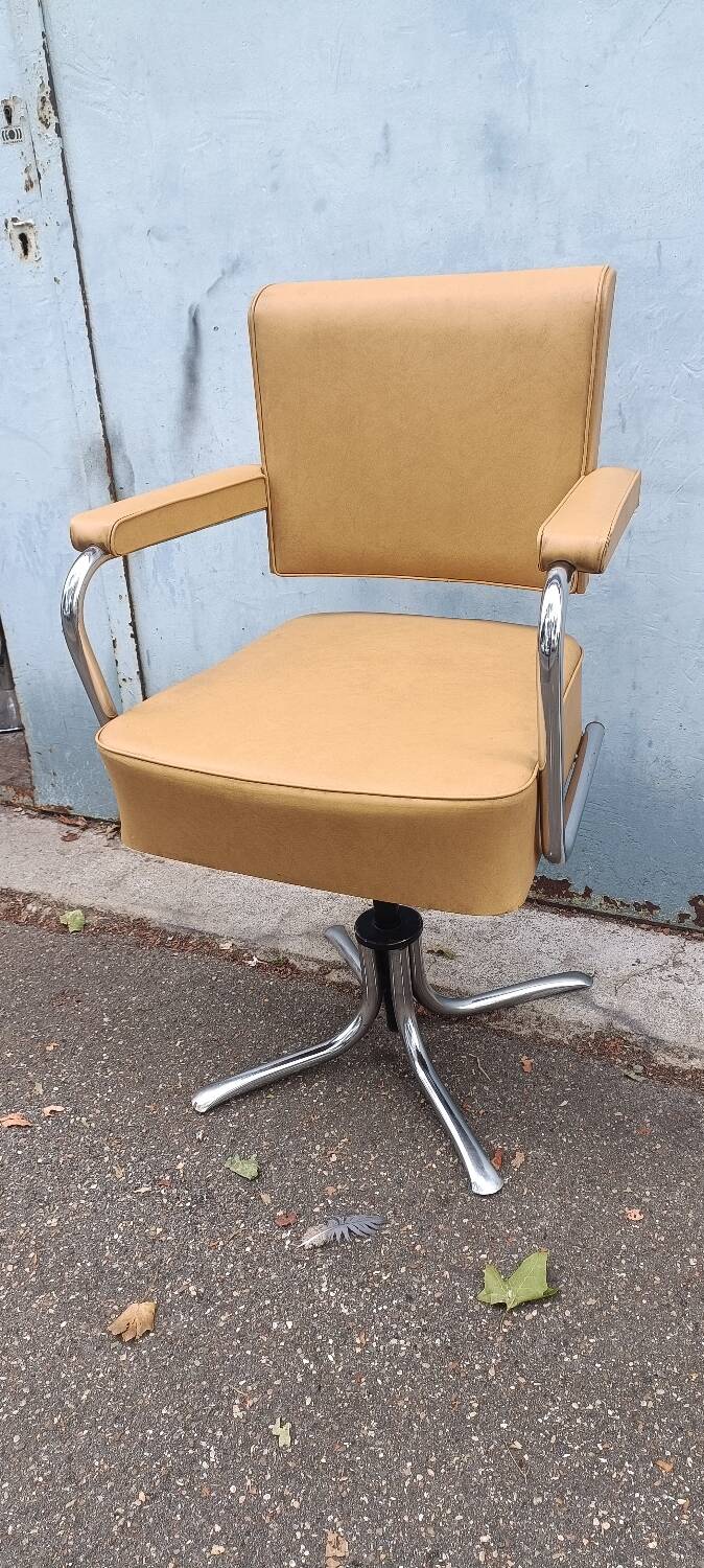 Tulip-shaped office chair