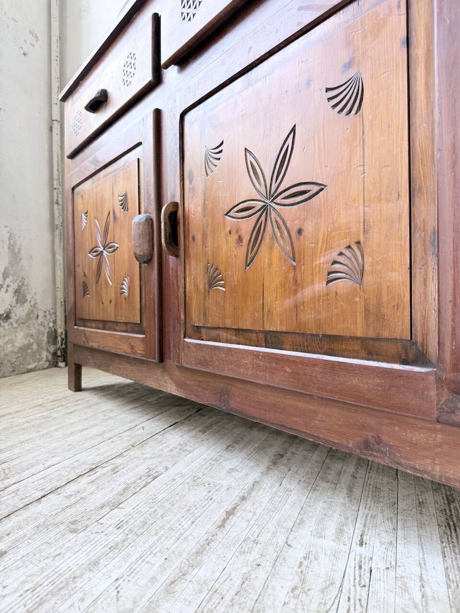 Meuble de rangement confiturier art populaire savoyard 1950