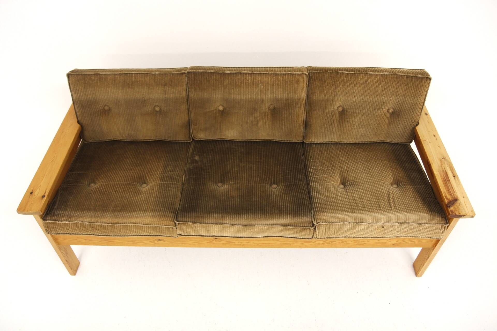 Scandinavian 3-seater sofa in pine and velvet, Sweden, 1970.