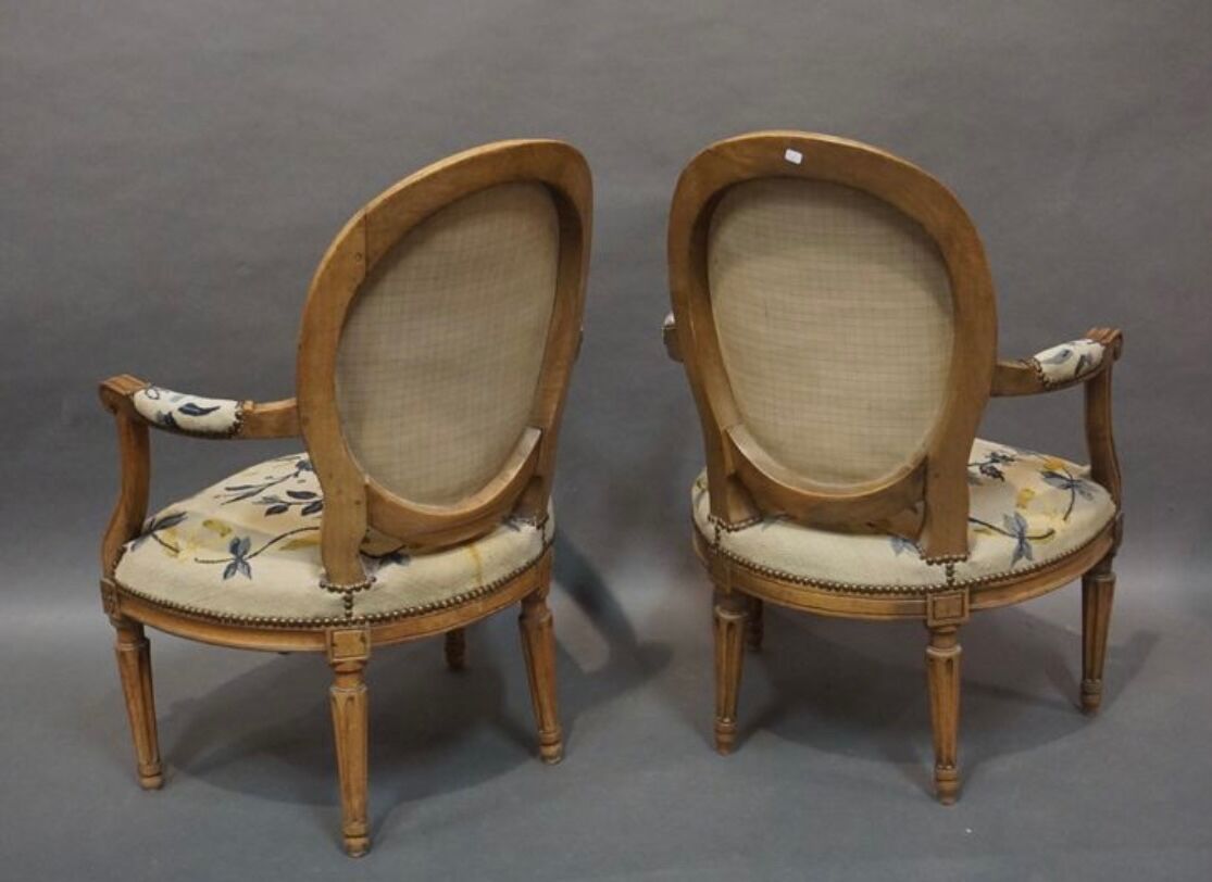 Pair medallions Louis XVI