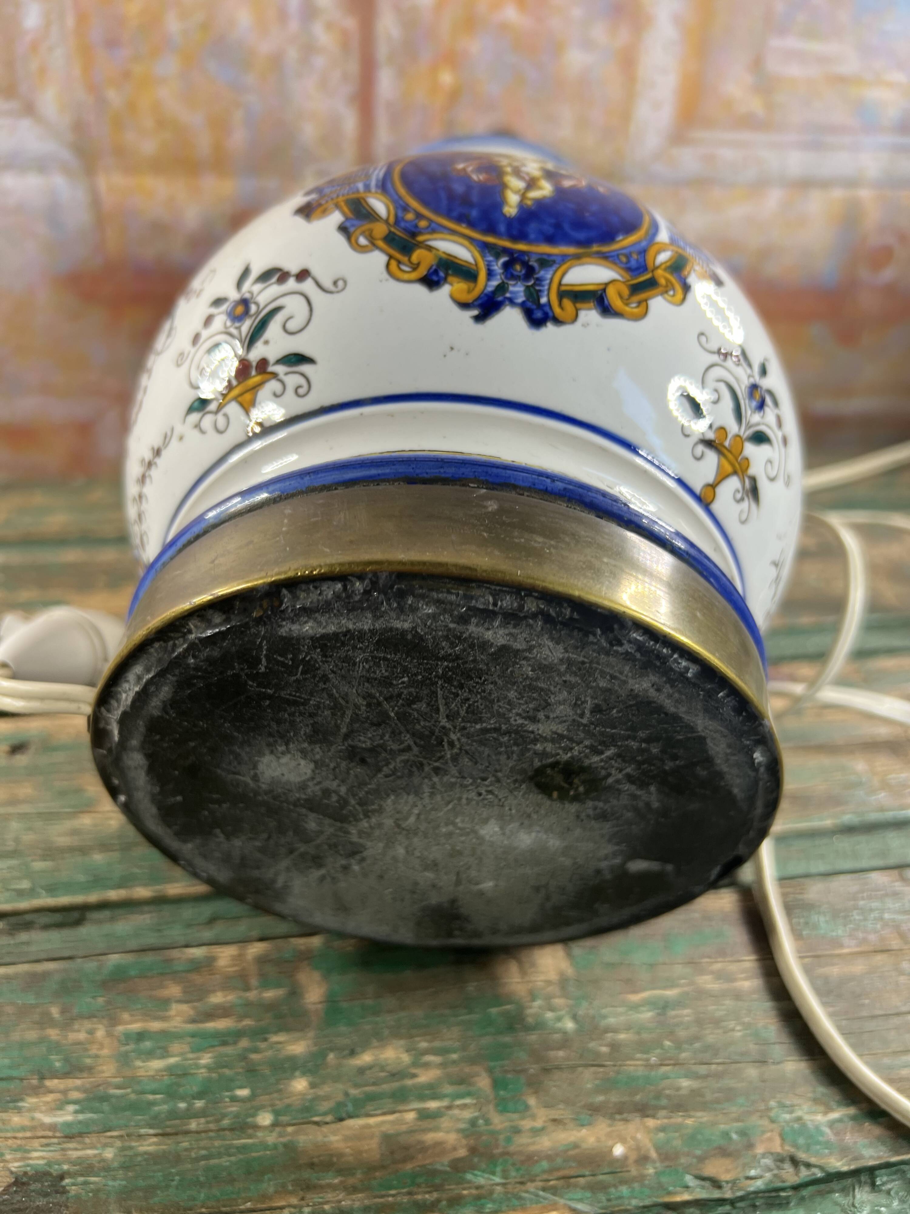 Lampe ancienne en faïence attribuée à Gien – décor Renaissance