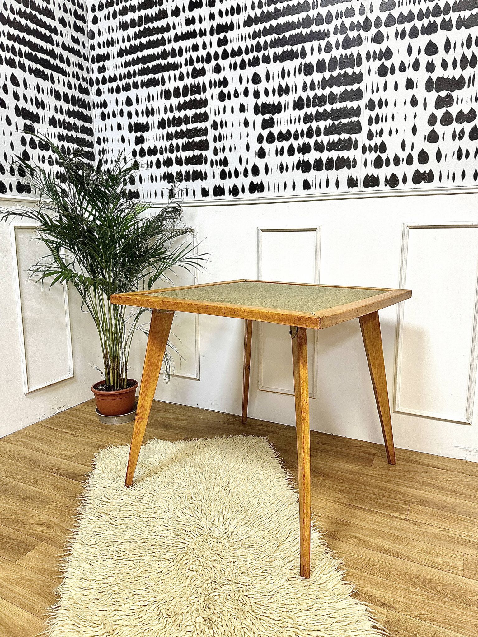 Folding table legs compass