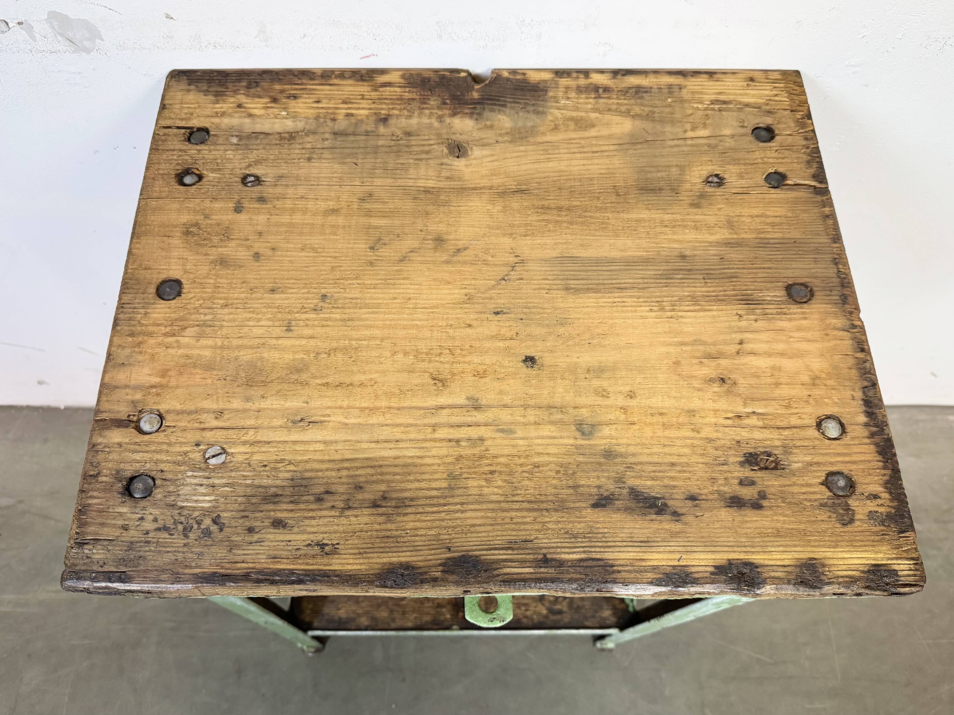 Table industrielle en fer vert, années 1950