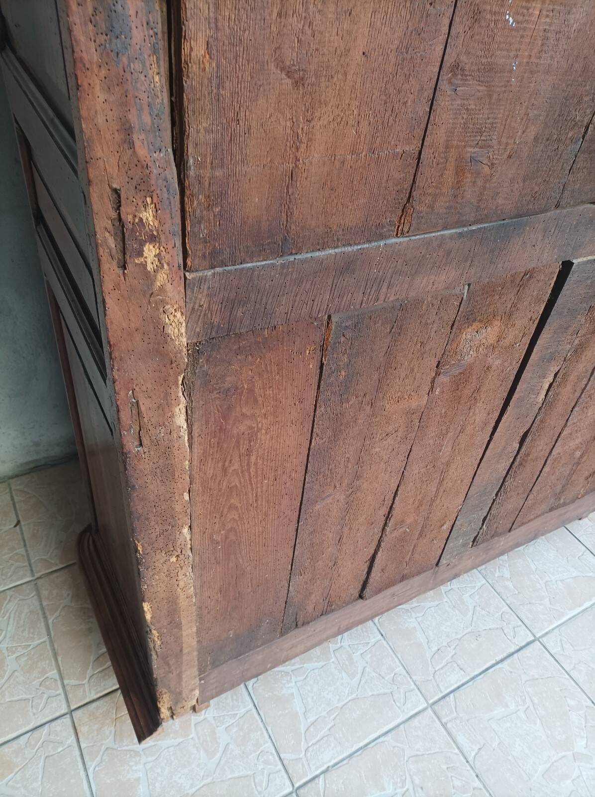 Louis XIV walnut buffet with 4 doors from the 18th century.