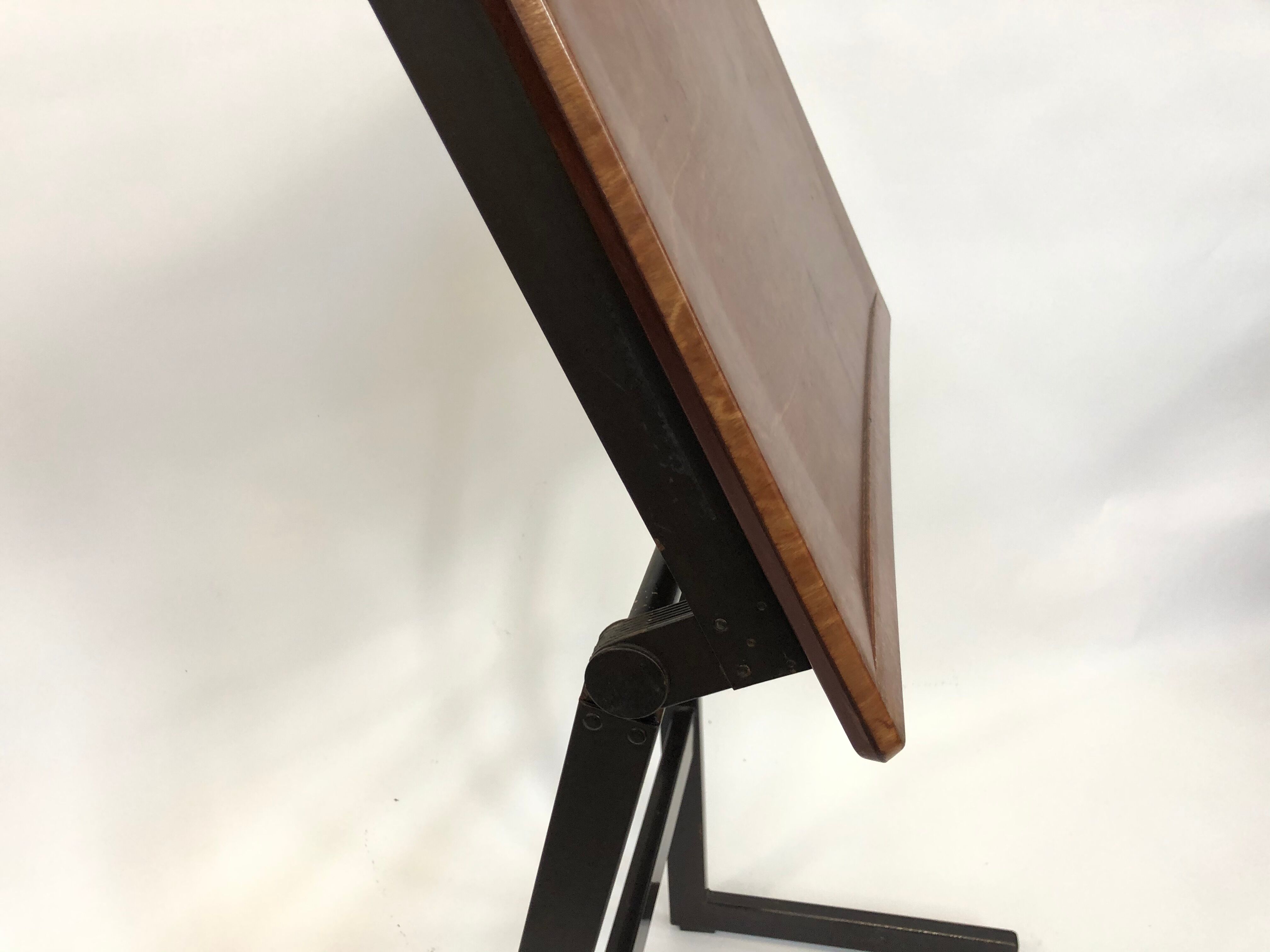 Bureau industriel des années 70 Pays-Bas Marko Galvanitas avec sa chaise