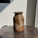 Vase en grès à motifs végétaux stylisés