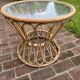 Table basse en rotin et plateau en verre