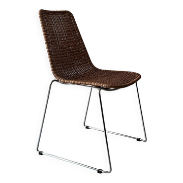 Chaise design en rotin, osier tressé et métal chromé filaire