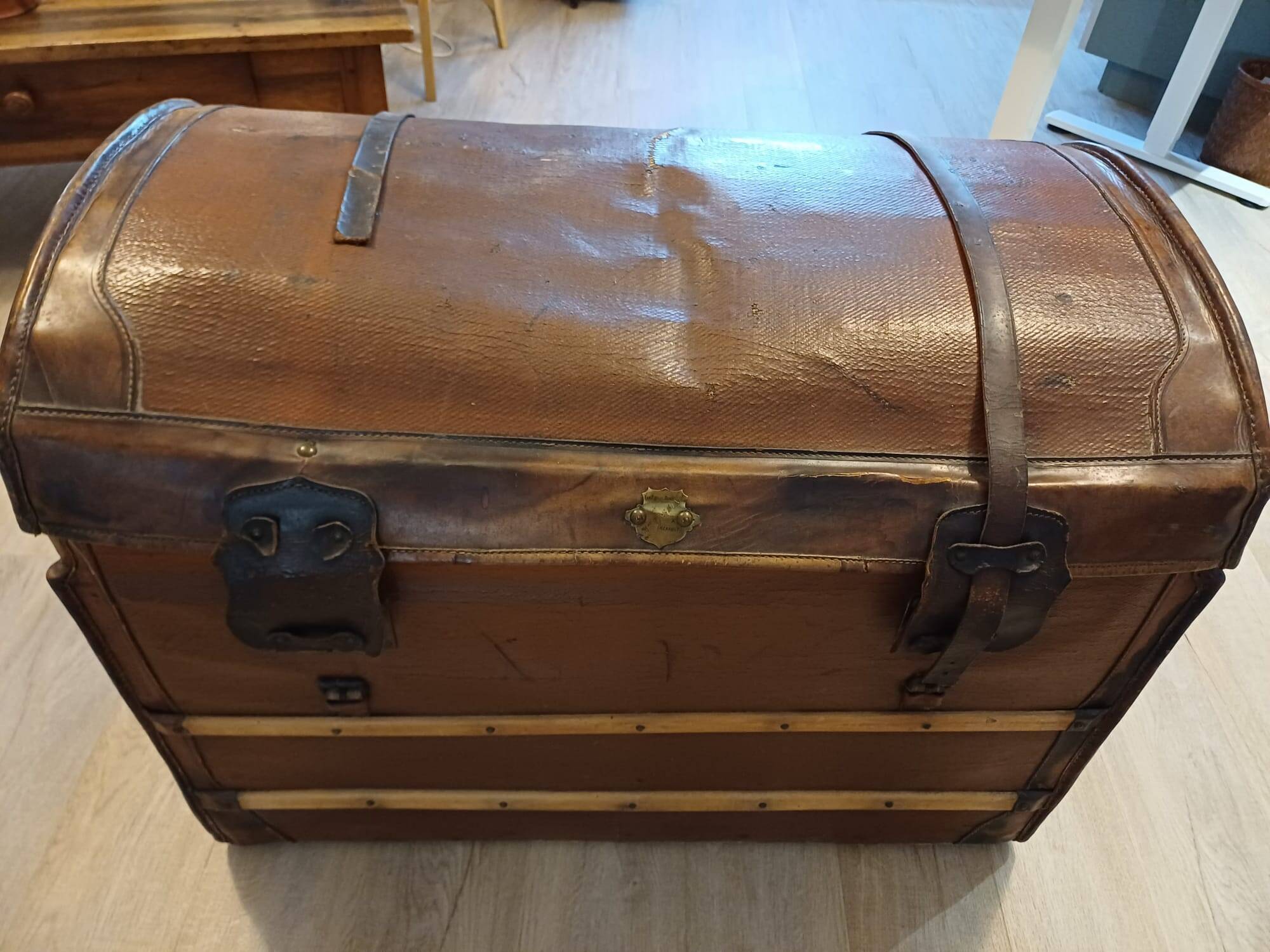 Semi-soft travel suitcase