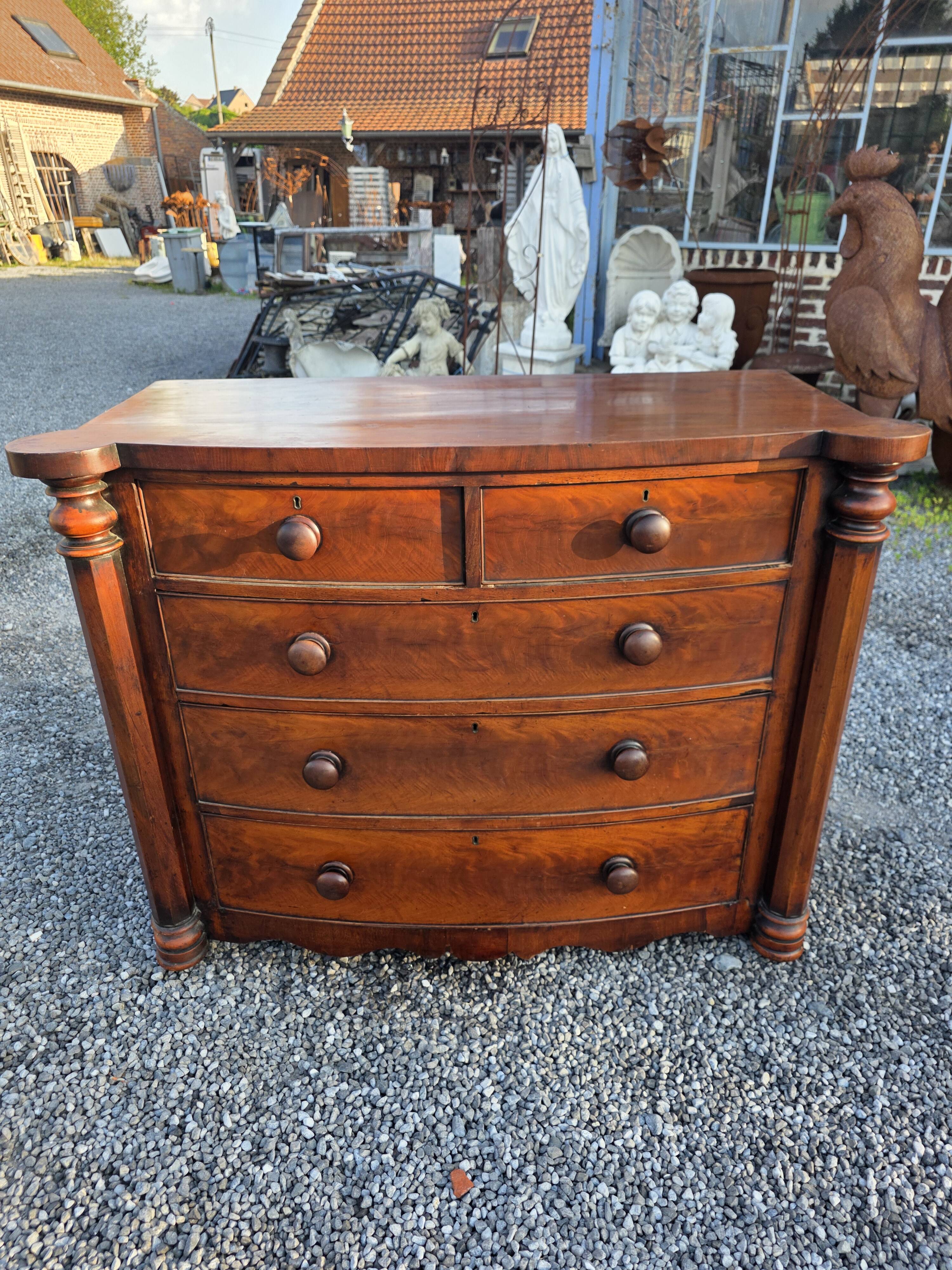 Commode galbée ancienne en acajou de style anglais