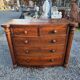 Commode galbée ancienne en acajou de style anglais