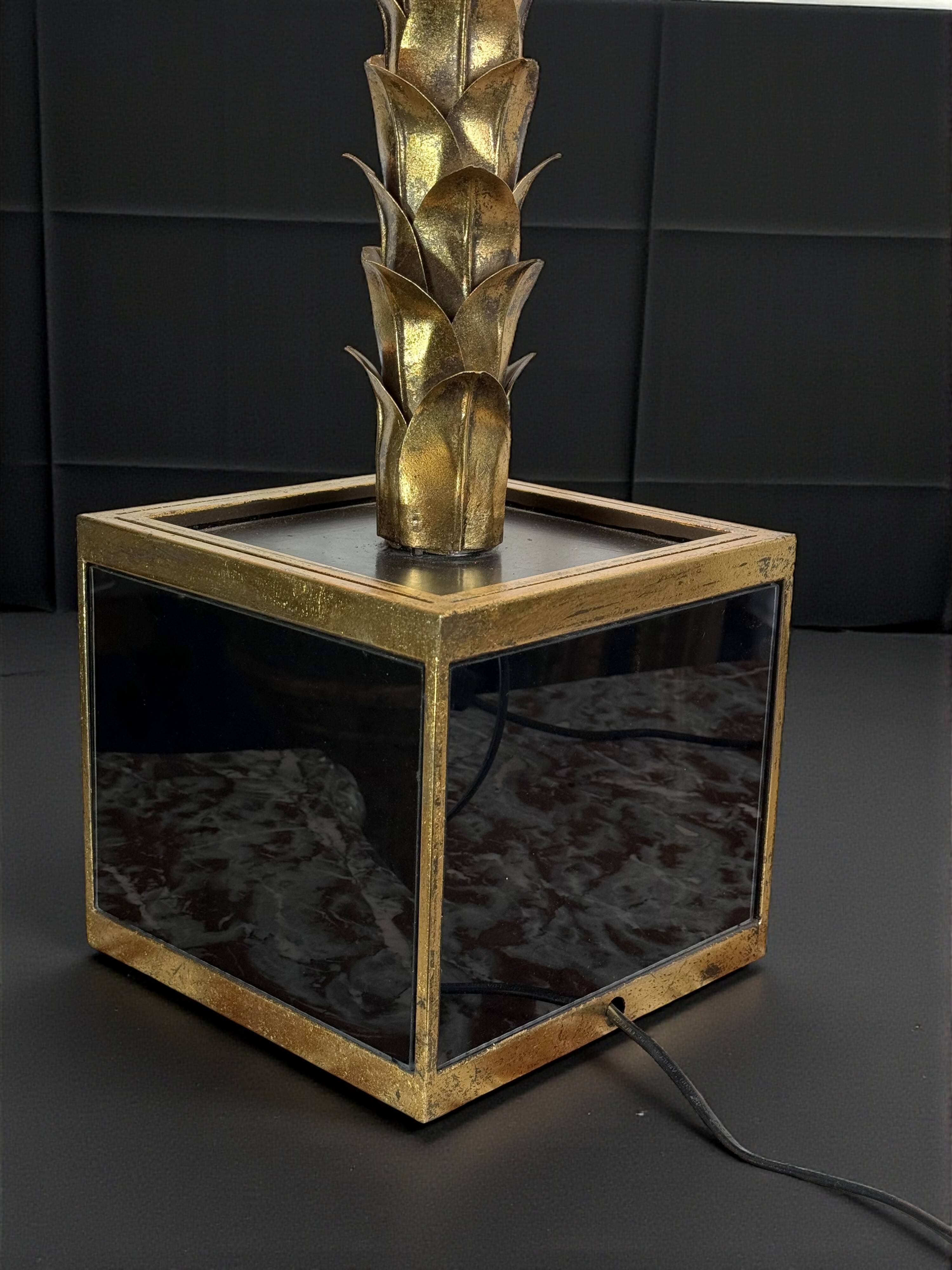 Lampe palmier en metal doré avec socle en plaque de verre style année 70