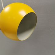 Lampe suspendue sphérique en jaune ensoleillé.