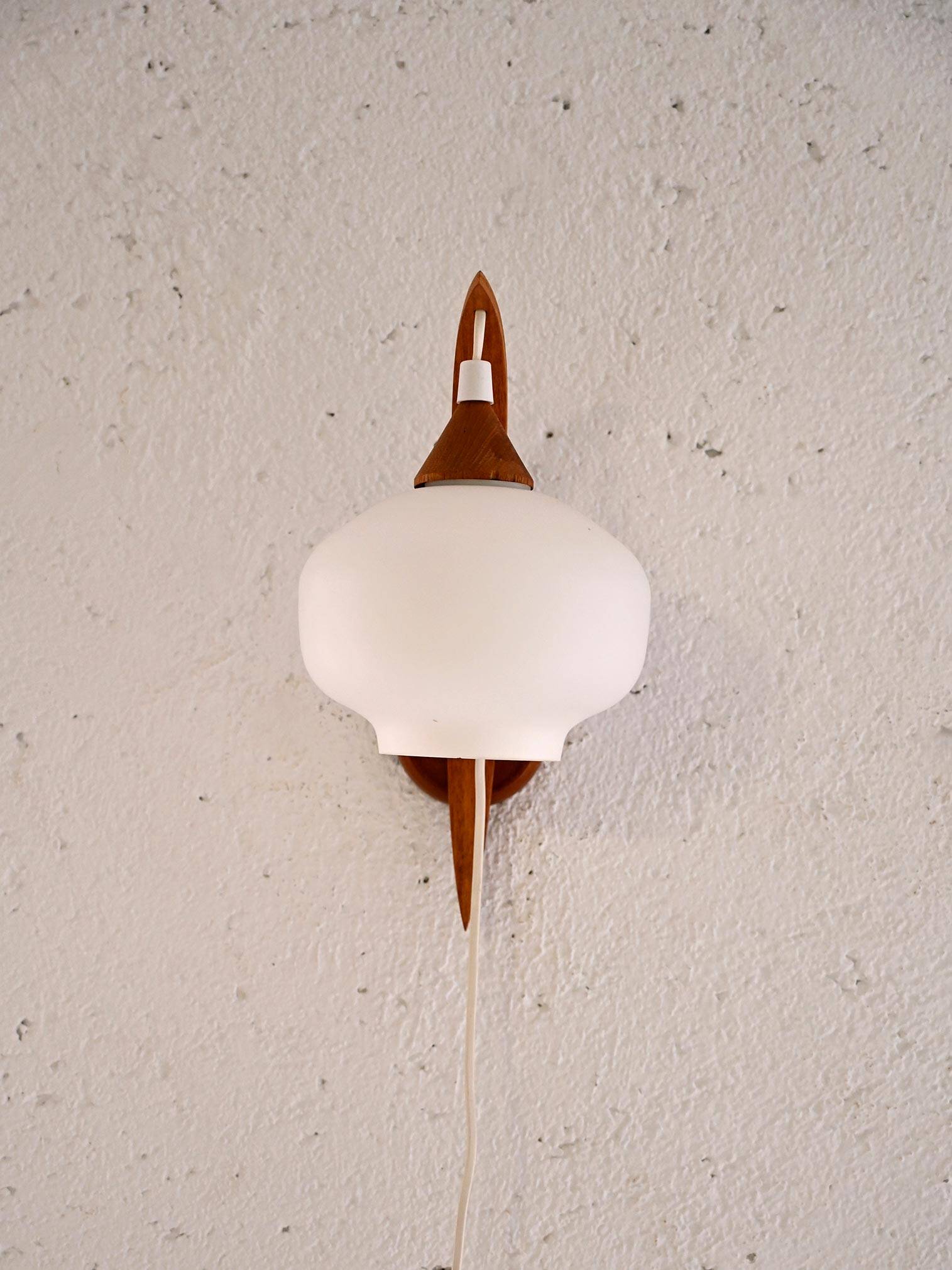 Wall light with opaline