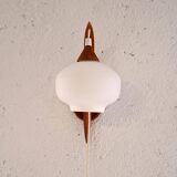 Wall light with opaline