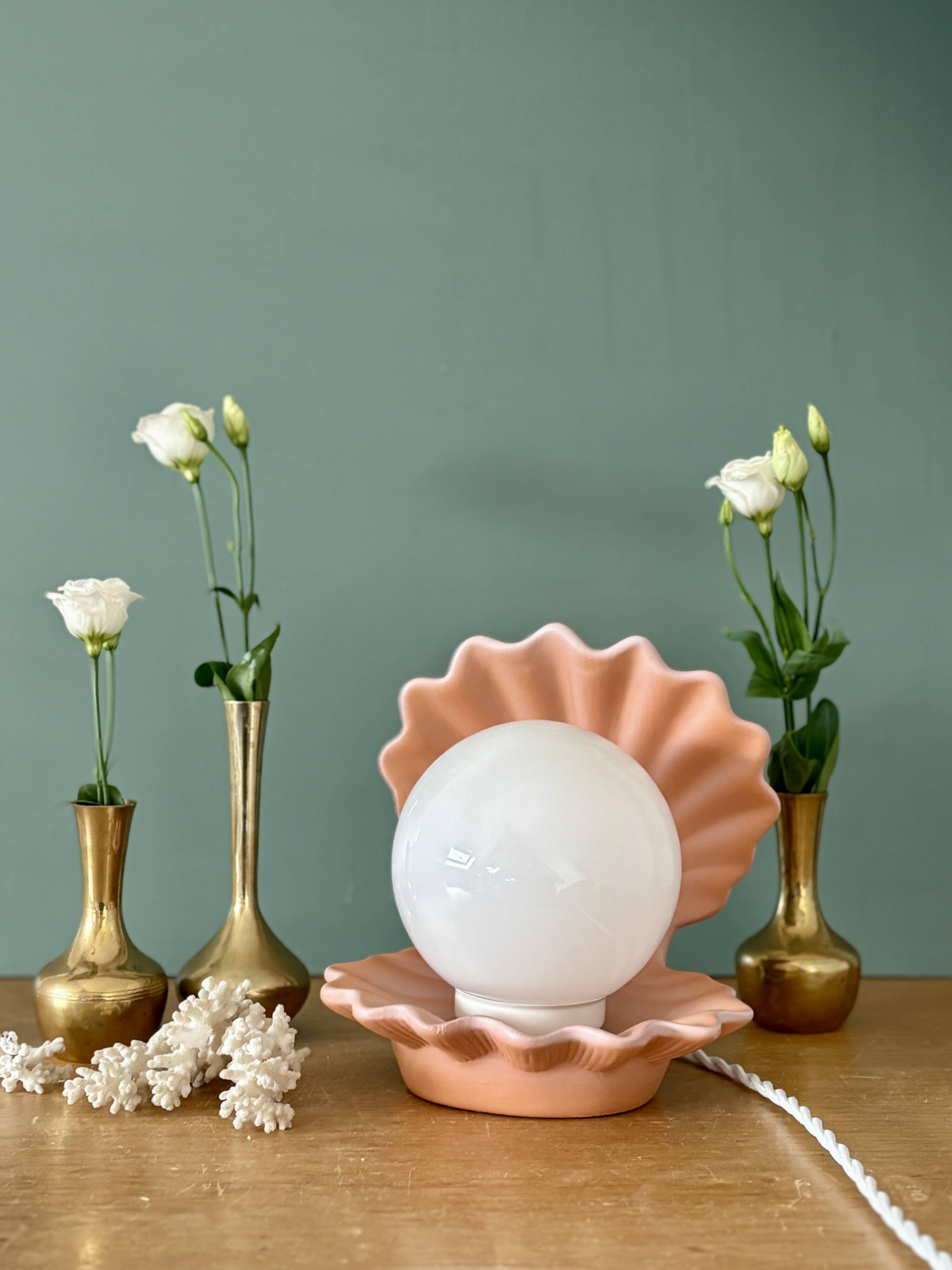 Lampe vintage en forme de coquillage en céramique et opaline.