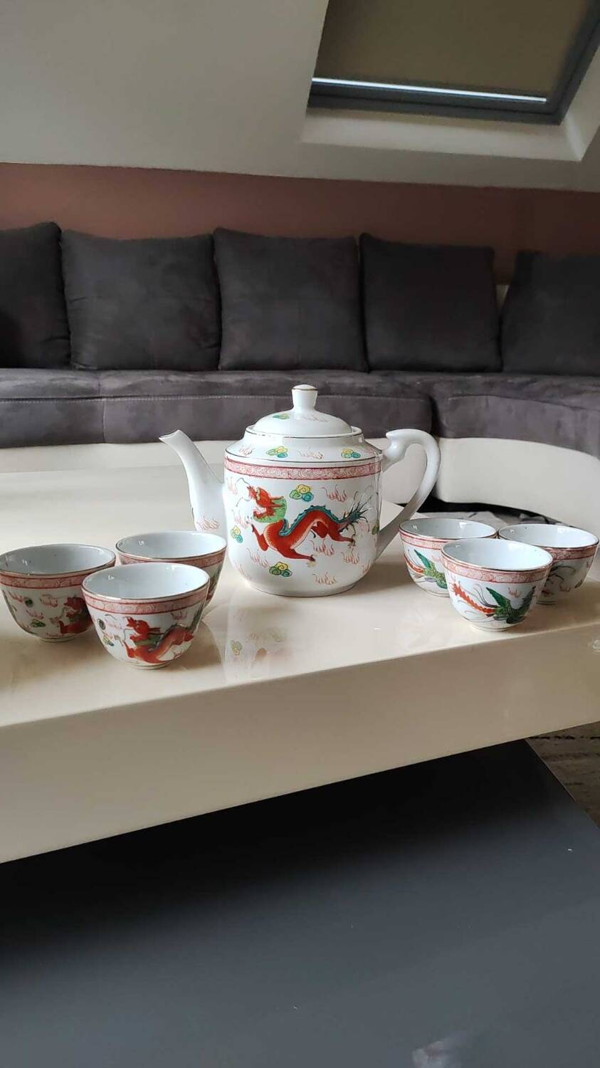 Chinese tea service/Teapot + 6 cups. In fine porcelain. Dragons/Phoenix decor. Feng Shui Rose Family Style. 70s